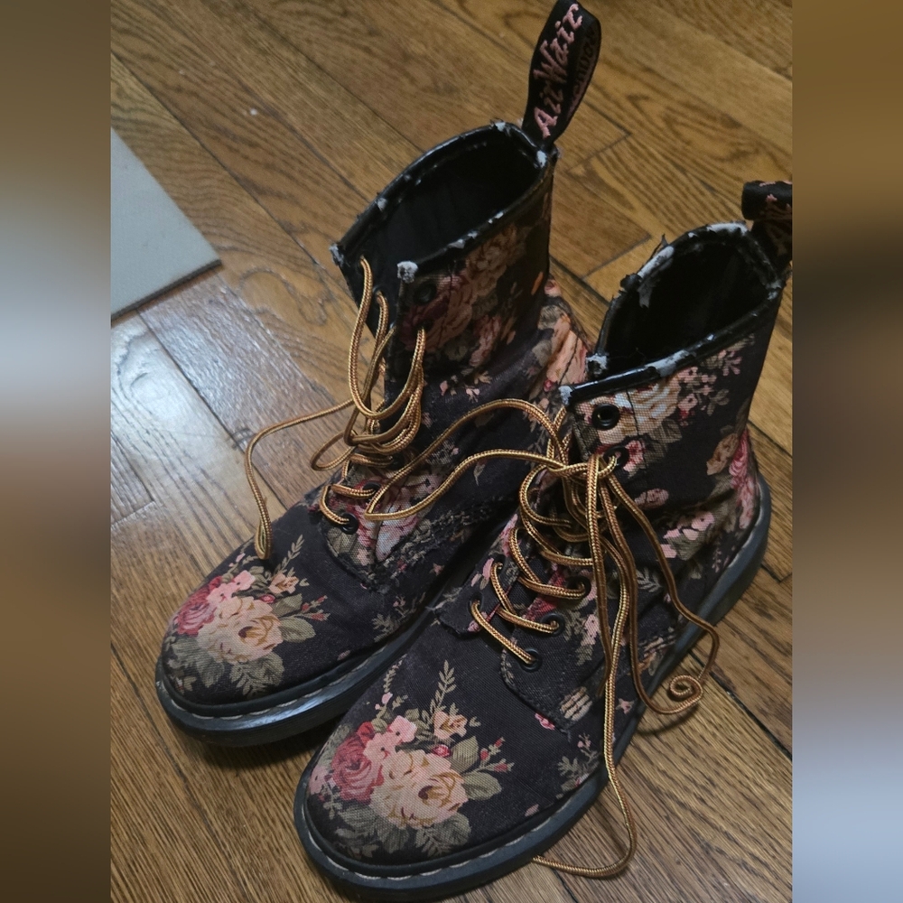 Dr. MARTENS Floral Lace-Up Boots